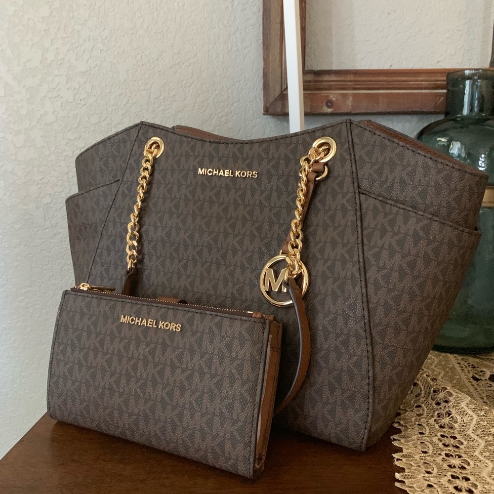 Beautiful MK chain could’ve bag with wallet ♥️